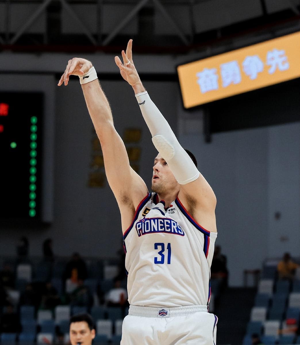 大卫-詹姆斯因伤缺席下轮比赛,球队备战受挑战 大卫-詹姆斯因伤缺席下轮比赛,球队备战受挑战