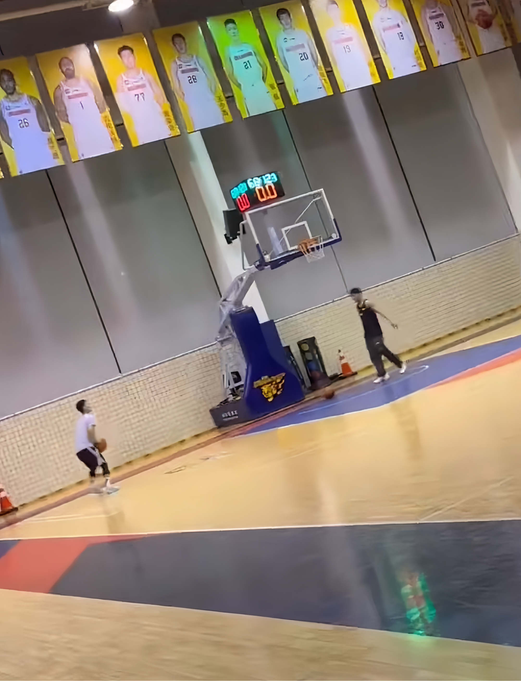 关于激烈对决场面激动人心,球员奋勇争先的信息 关于激烈对决场面激动人心,球员奋勇争先的信息