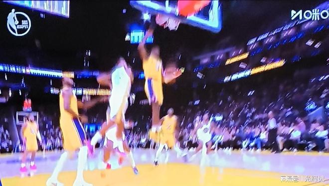 勇士队雄风不减,再次击败湖人队 勇士队雄风不减,再次击败湖人队