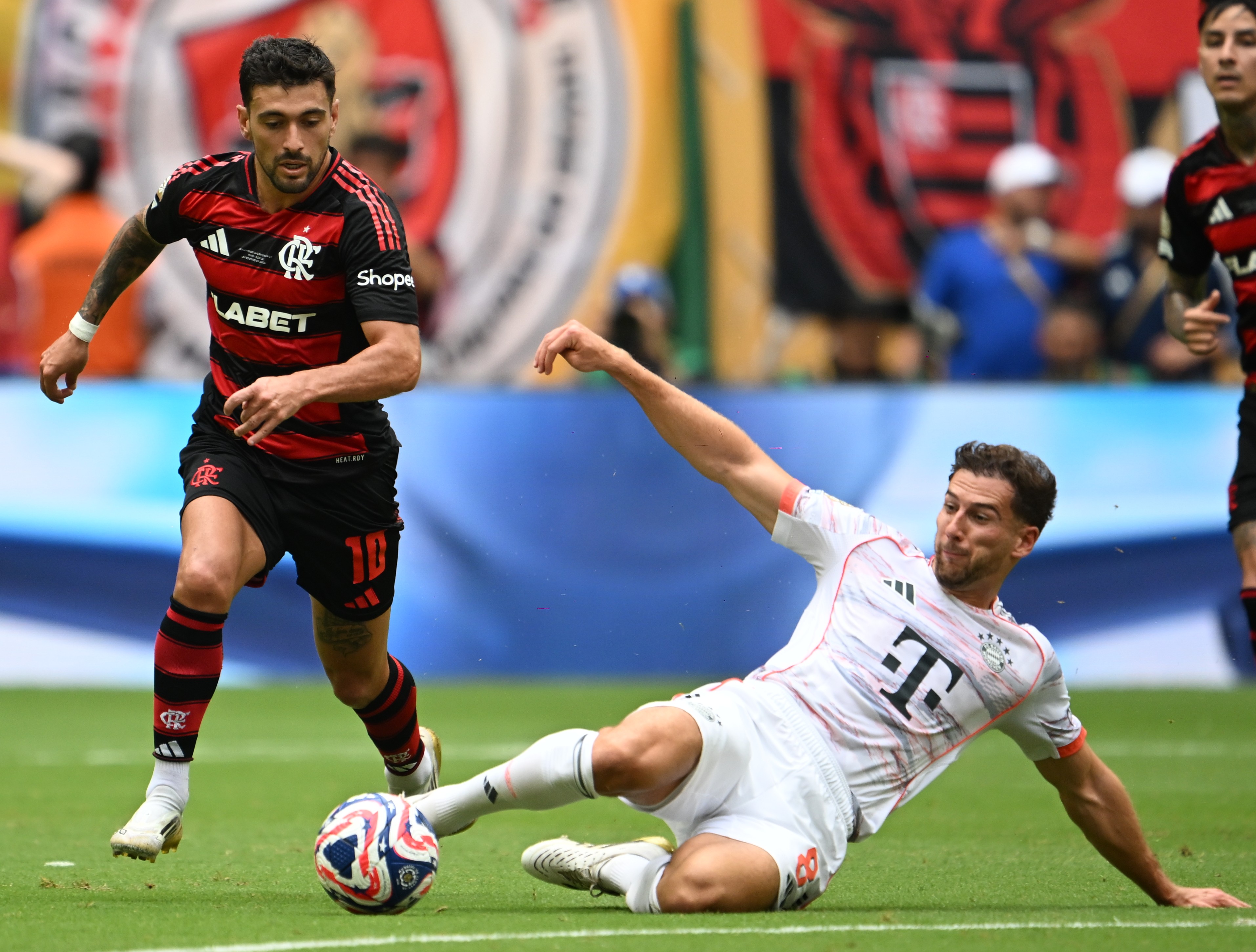 开云官方app入口-拜仁客场大胜，轻松晋级晋级