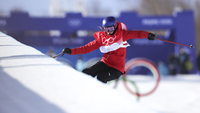 埃及体操选手英姿飒爽登顶领奖台