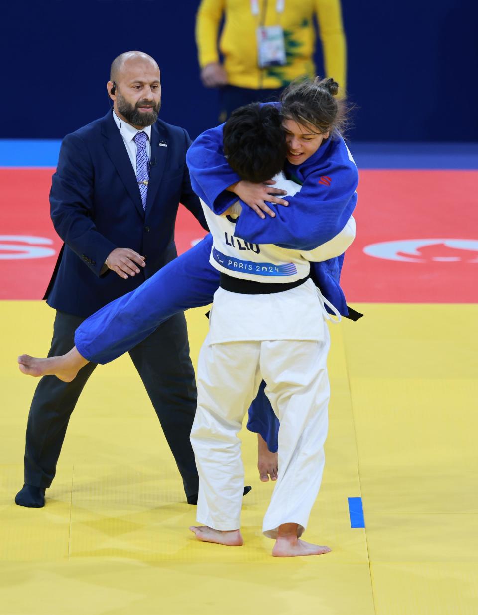 日本选手在柔道比赛中获得金牌，实力惊人