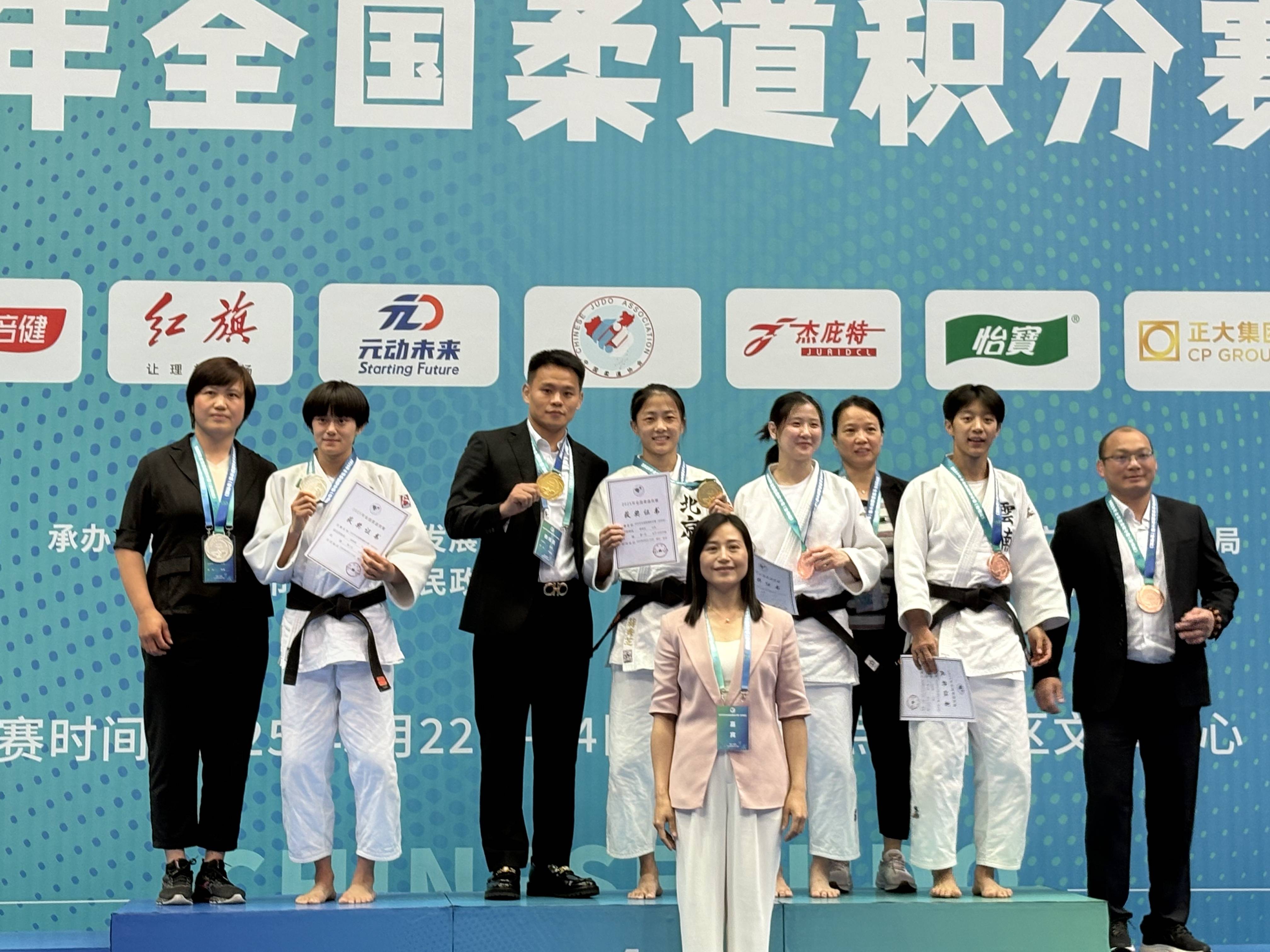 日本选手在柔道比赛中获得金牌，实力惊人