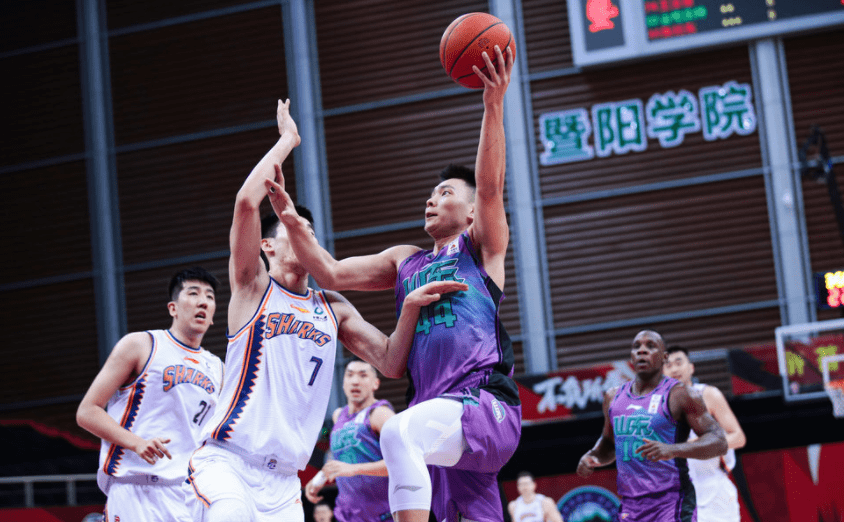 关于战术调整收效领先对手，球队掌控胜局的信息