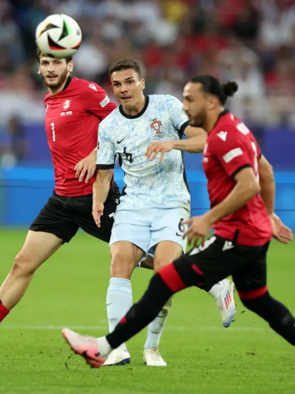 包含乌克兰队同样取得胜利，晋级欧预赛半决赛的词条