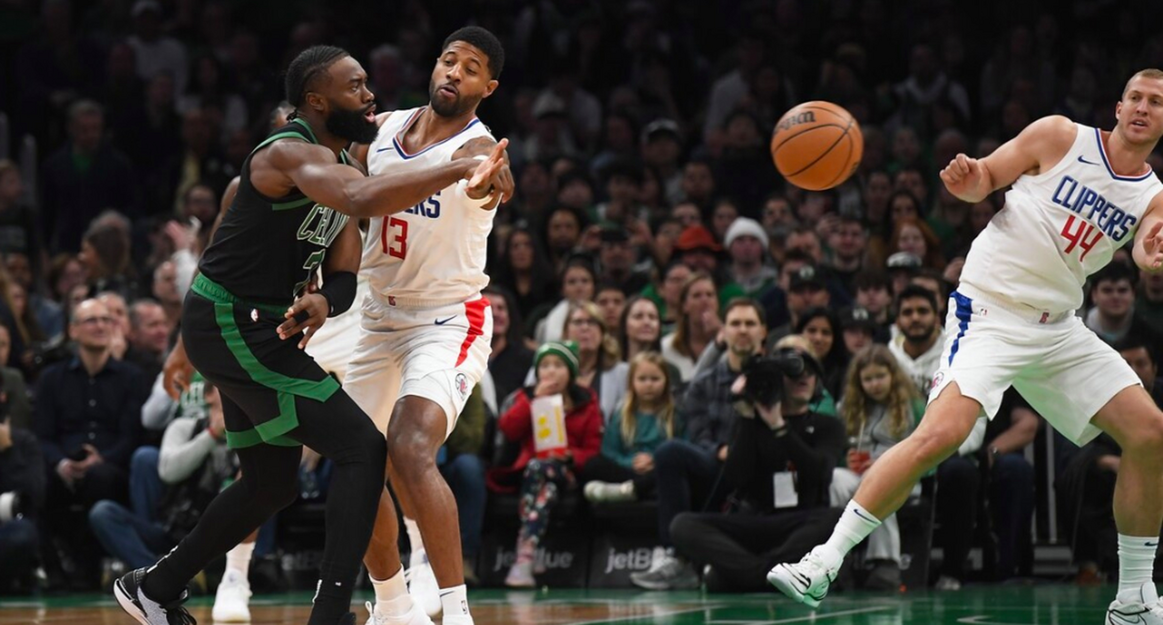 开云APP-凯尔特人完胜雄鹿，乔治状态火热