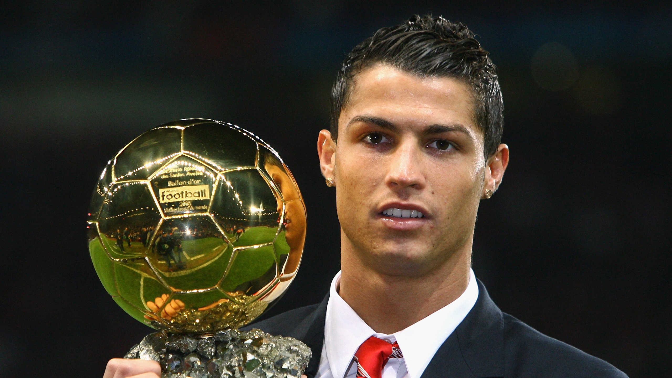 当希腊绝杀曼联遇见梅西点燃赛场，足球世界里唯一性的双重奏